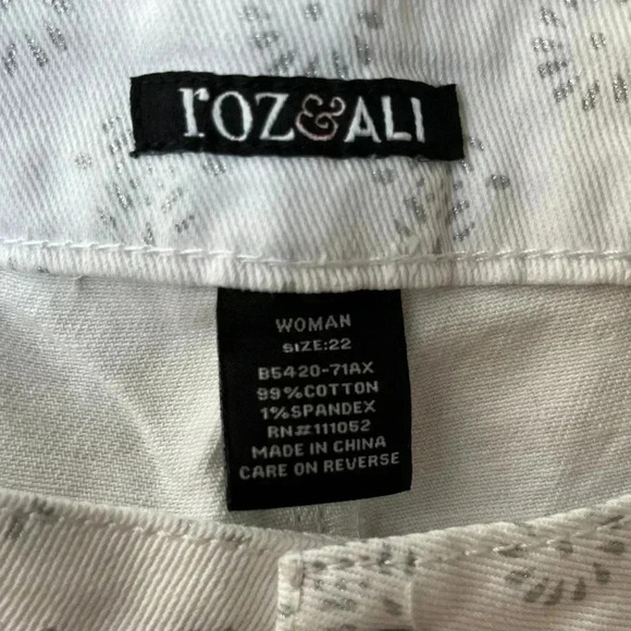 Roz & Ali White jeans with silver print detail size 22 - Picture 2 of 8